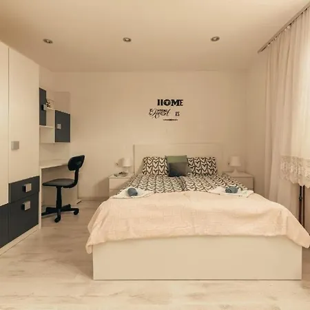 Mountain Sunrise דירה