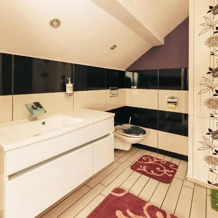 Mountain Sunrise דירה